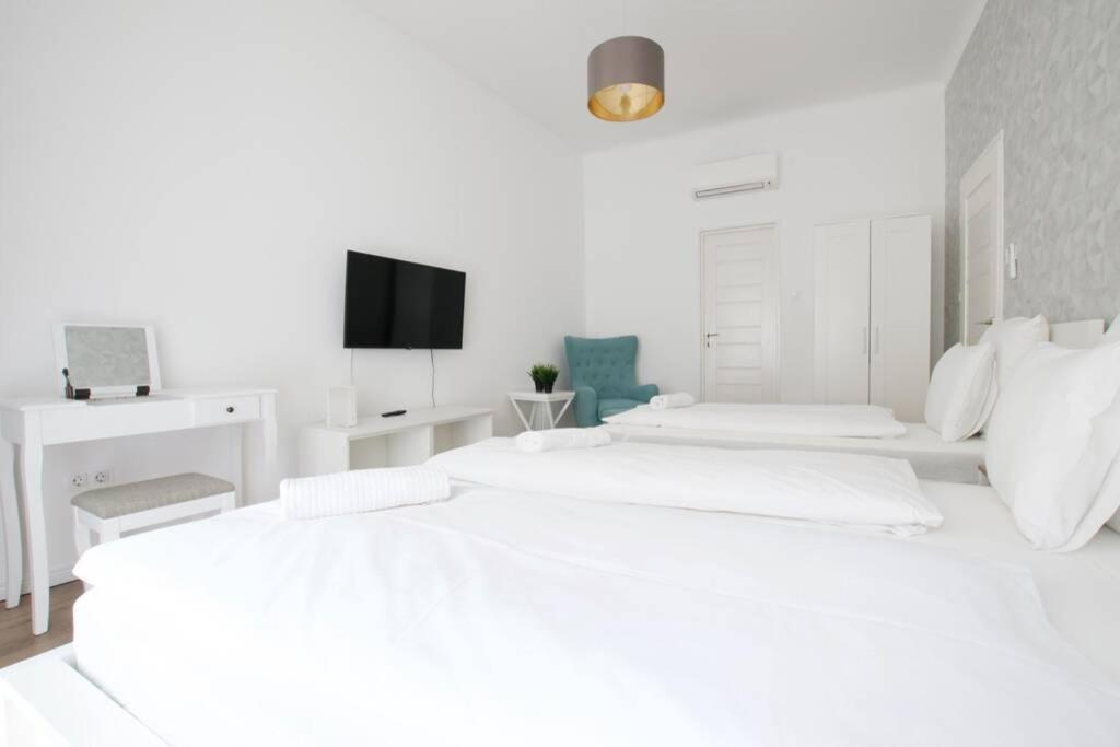 Apartment Premium By Hi5-vaci Str. 3 Bedroom *